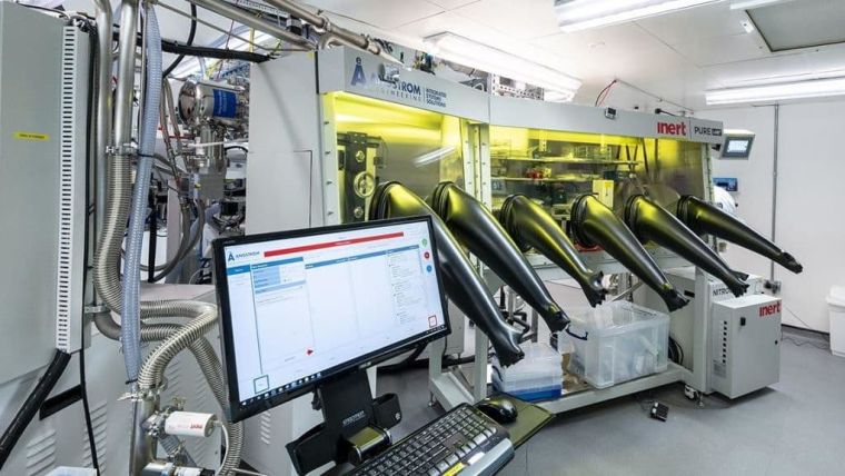 The glove box at the National Thin-Film Cluster Facility for Advanced Functional Materials